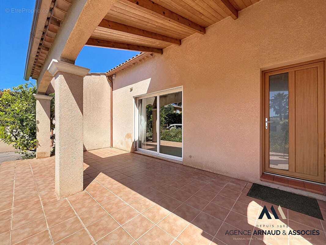 Exclusivité à Saint Cyr sur Mer : Charmante maison 4 pièces avec grand jardin - photo 3