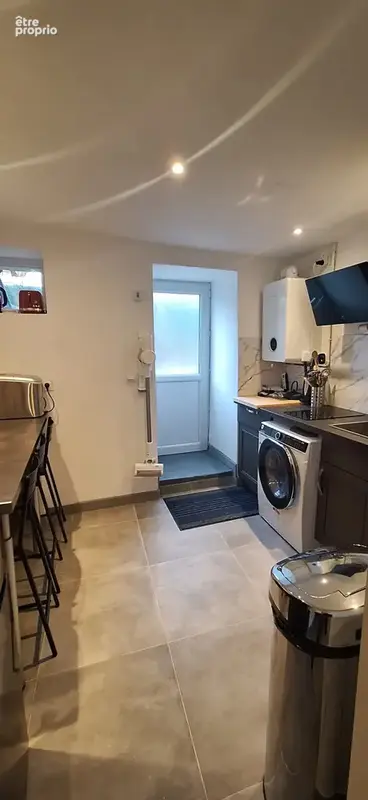 A 5 mn de la gare de sens,maison de ville avec sa terrasse privative et local commercial,ideal 1er achat. - photo 4