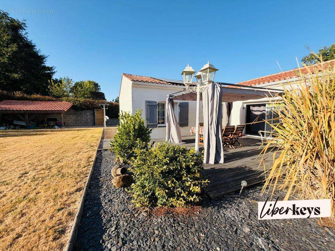 Maison familiale de plain-pied avec piscine, double garage et prestations énergétiques de qualité – Terrain arboré de 1 812 m² - photo 9