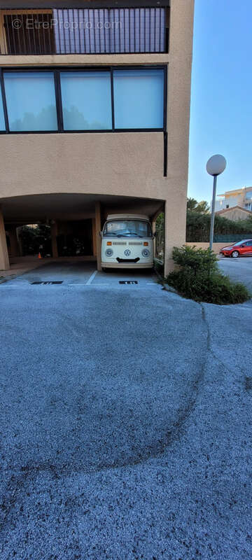 Parking à BORMES-LES-MIMOSAS