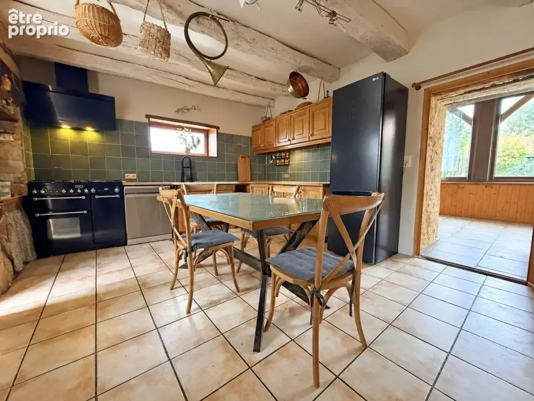 Maison avec véranda, annexe et jardin paysager de 3 130 m² - photo 3