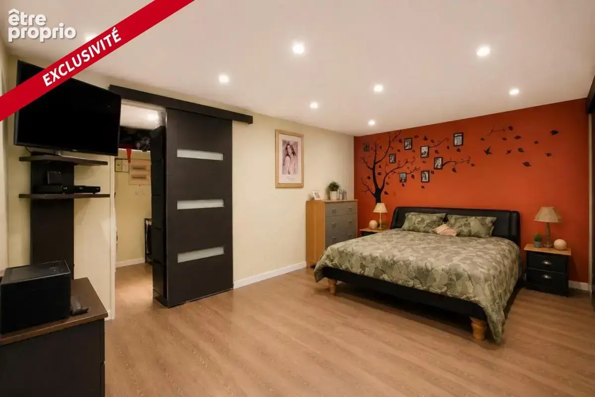loft comprenant une cuisine, un salon, trois chambres, deux salle de bain, une terrasse et une piscine intérieure - photo 6