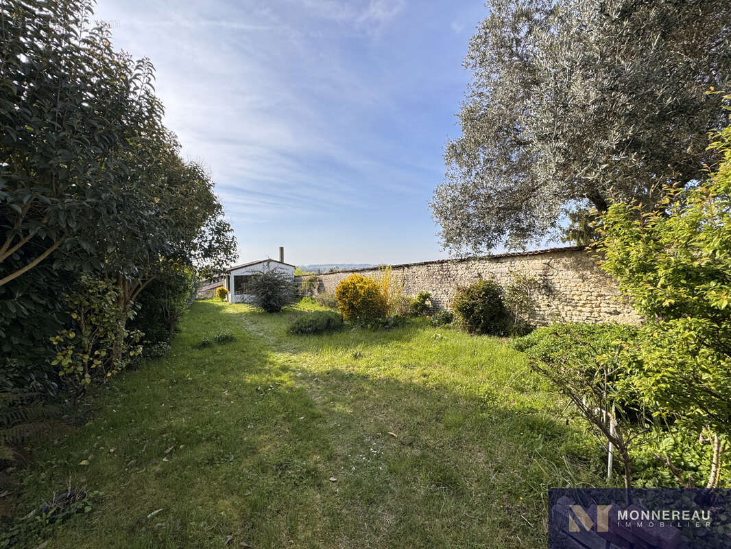 Maison à BARBEZIEUX-SAINT-HILAIRE