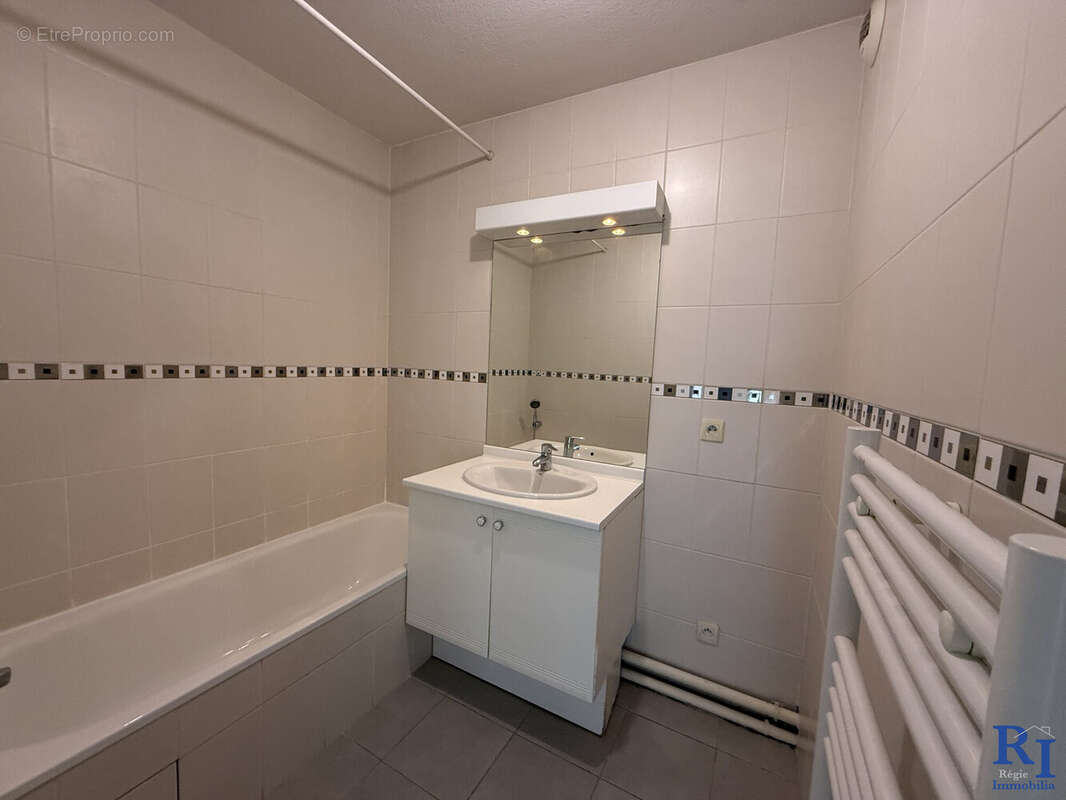 Salle de bain spacieuse - Appartement à GRENOBLE