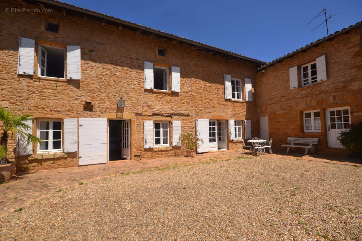 Maison à MONTMELAS-SAINT-SORLIN