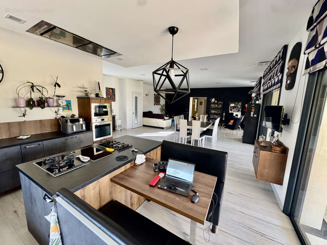 Maison à SAINTE-CECILE-LES-VIGNES