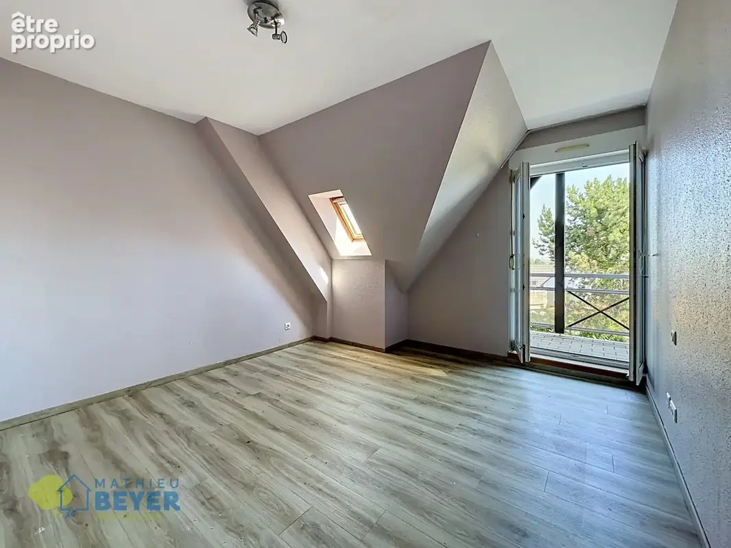 ACHENHEIM – Superbe duplex 4 pièces avec 2 terrasses, cave et stationnements - photo 5