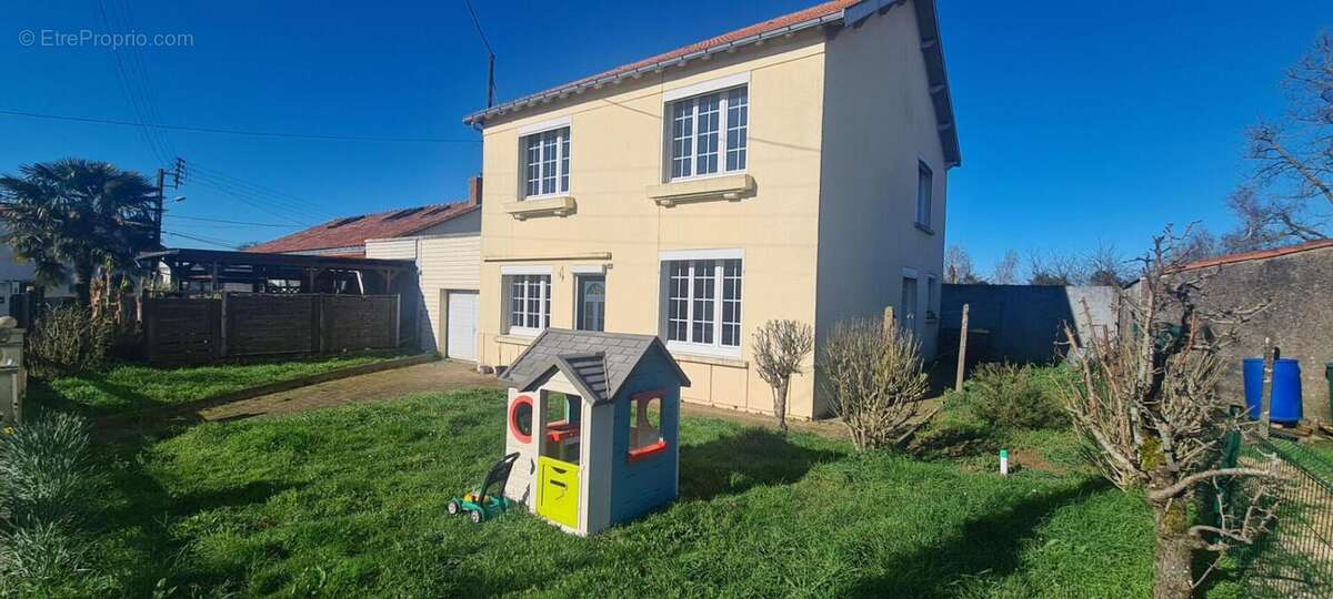Maison à SAINT-MACAIRE-EN-MAUGES