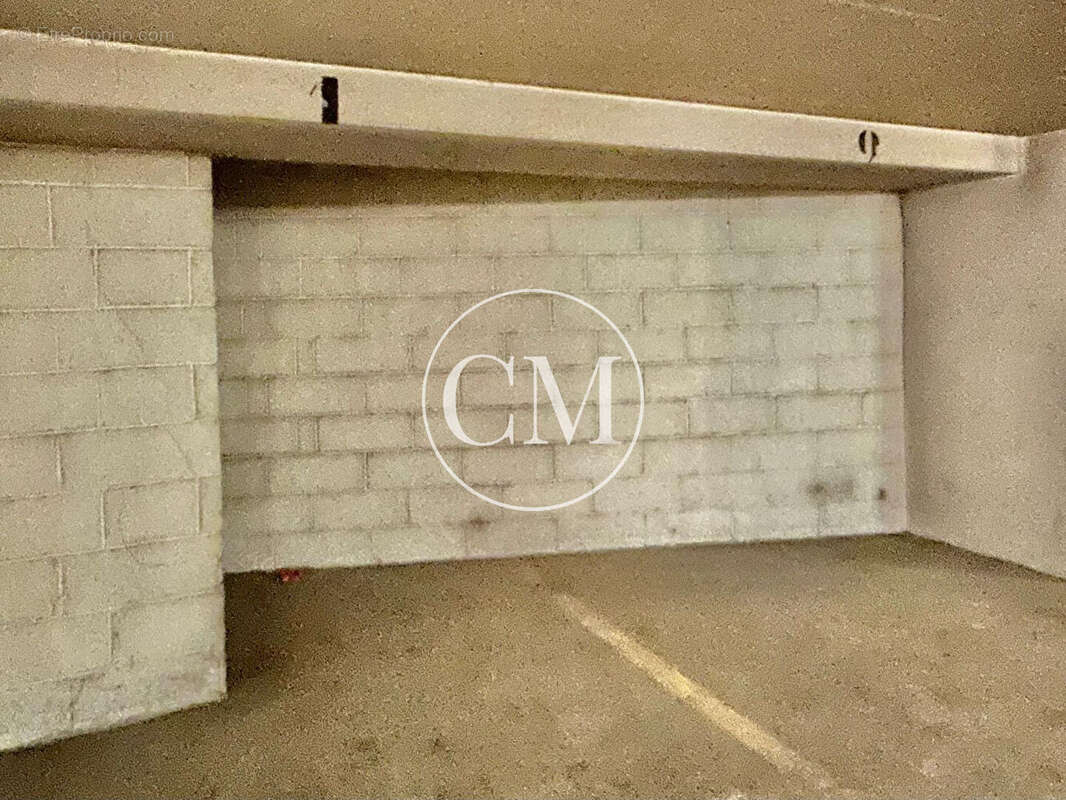 Parking à PARIS-17E