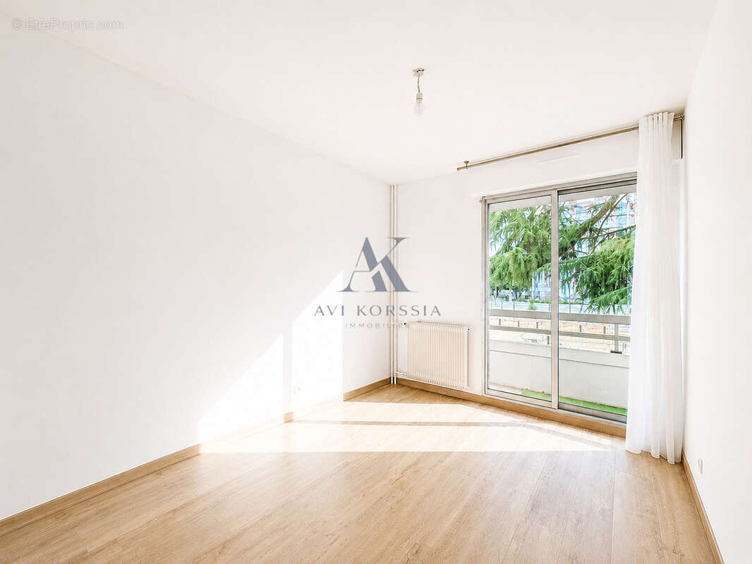 Villeurbanne Gratte-Ciel   Appartement T4 82 m2 avec balcon - photo 3
