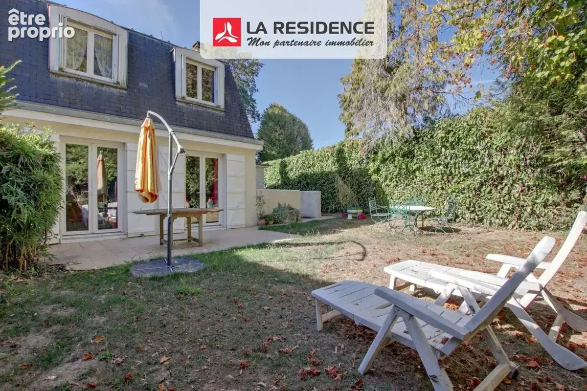 Photo Maison à Le Mesnil-Saint-Denis au prix de 369 000€