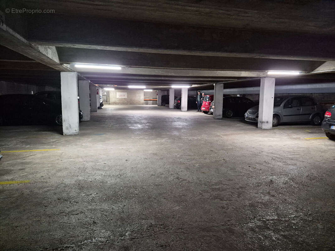 Parking à PARIS-12E