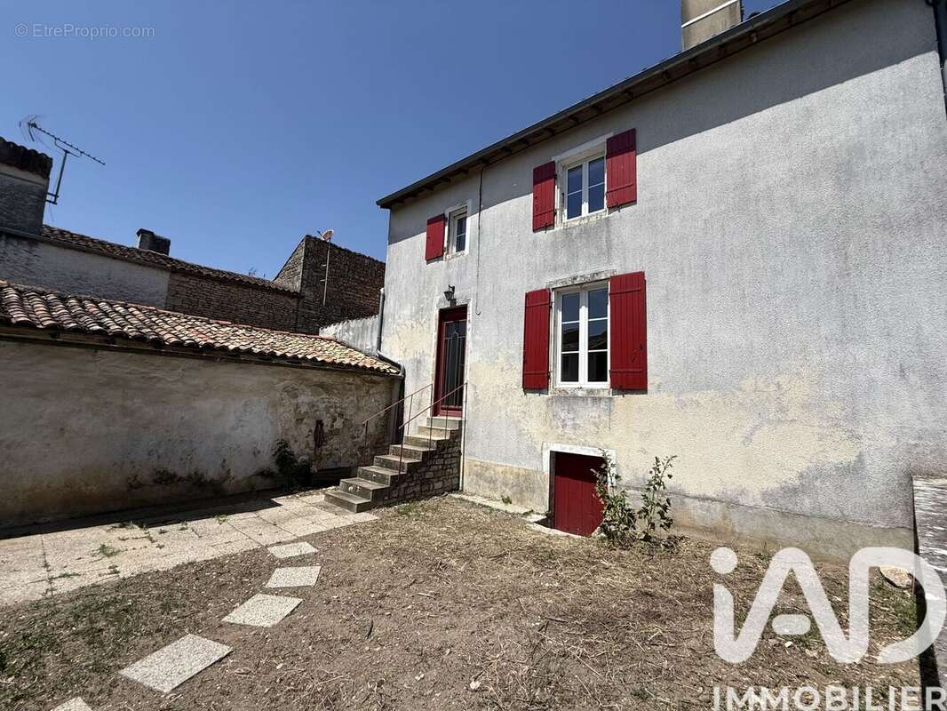 Maison 61 m² à Chef-Boutonne  - photo 2