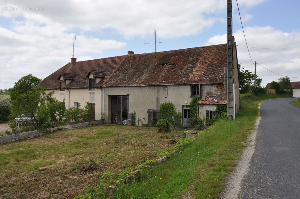 Maison en pierre et pisé à réhabiliter, avec grange et étables aménageables, sur 430 m2 de terrain - photo 3