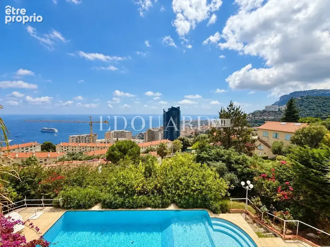 Dans un domaine privé et sécurisé, à vendre villa de prestige avec vue panoramique sur la Principauté de Monaco - photo 2