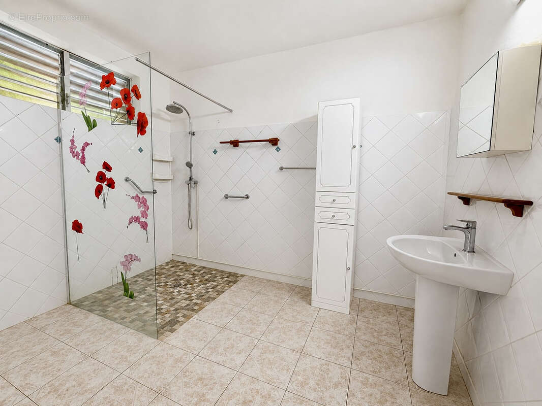 À VENDRE - Maison avec potentiel constructible sur un terrain de 1280 m2 à PETIT-BOURG - photo 6