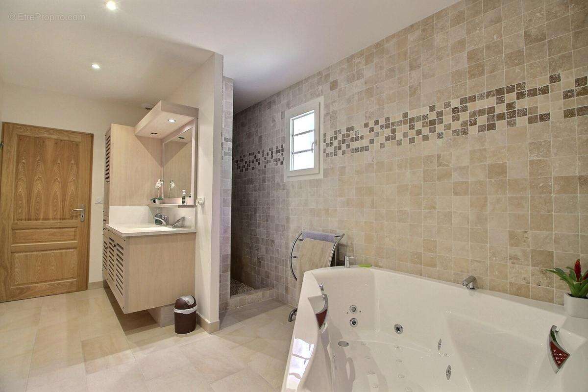 Maison à L'ISLE-SUR-LA-SORGUE