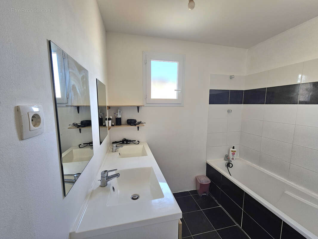 Maison à SAINT-THIBERY