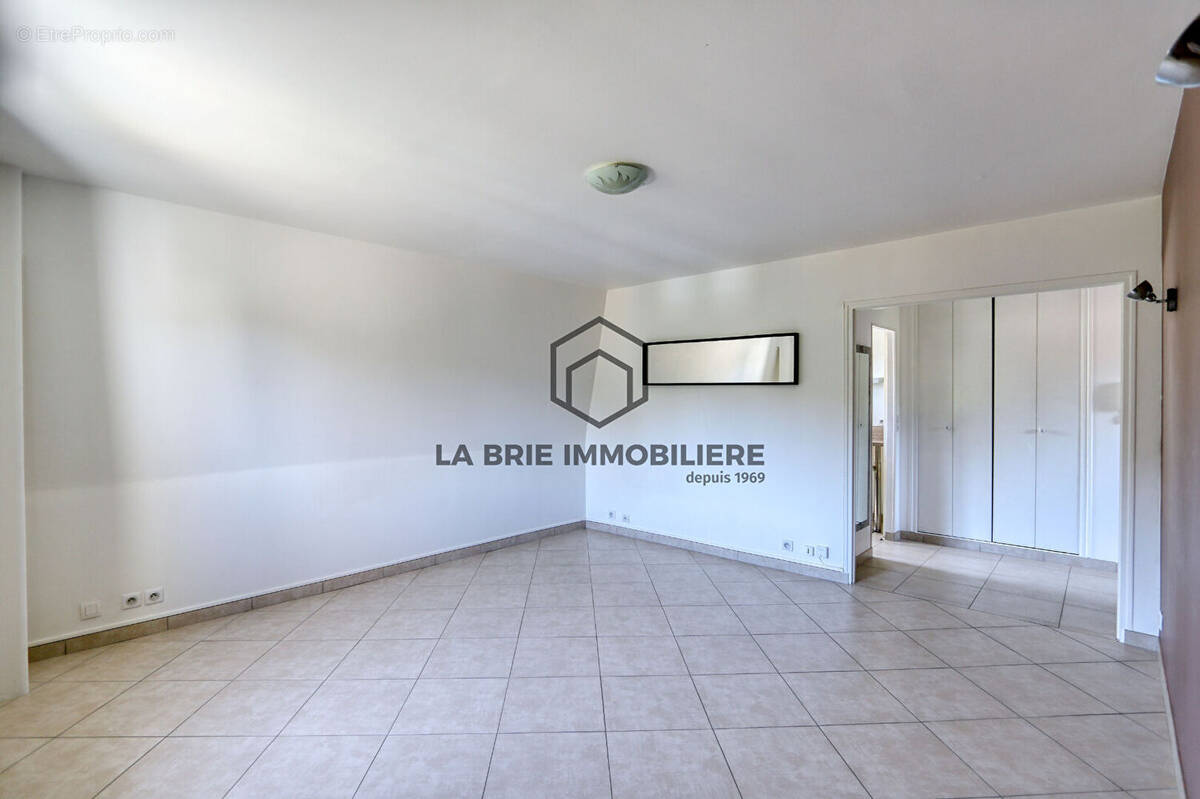 Appartement à MANDRES-LES-ROSES