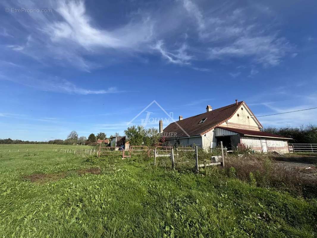 Maison à PARAY-LE-FRESIL