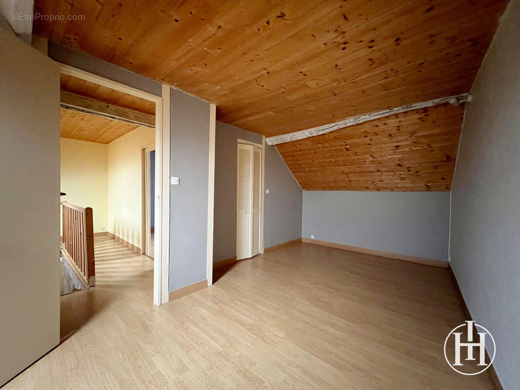 Appartement à VALLON-EN-SULLY