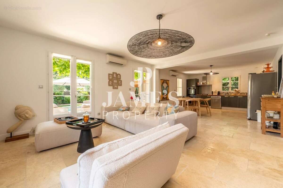 Maison 158 m² à Paradou  - photo 7