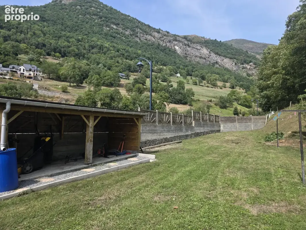 Maison familiale avec piscine couverte, grand terrain clos et belle vue montagne - photo 14