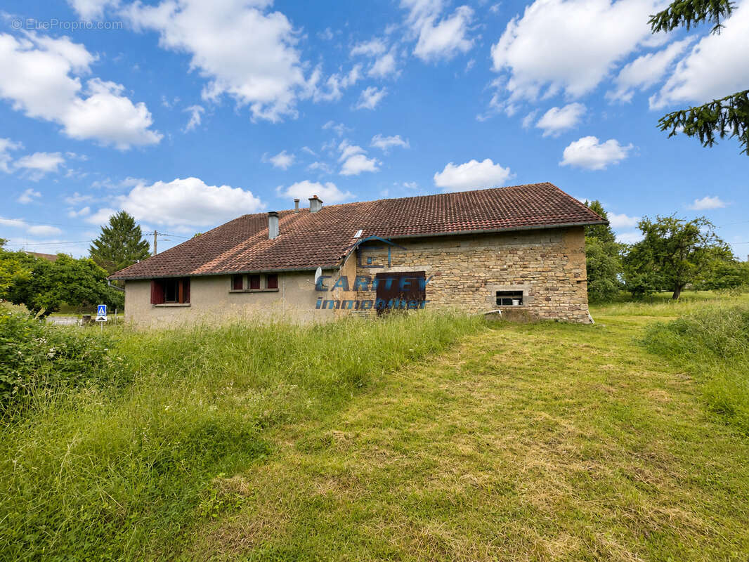 Ferme de 119 m2 sur un terrain de 1828 m2 située sur la commune de LA VERGENNE - photo 2