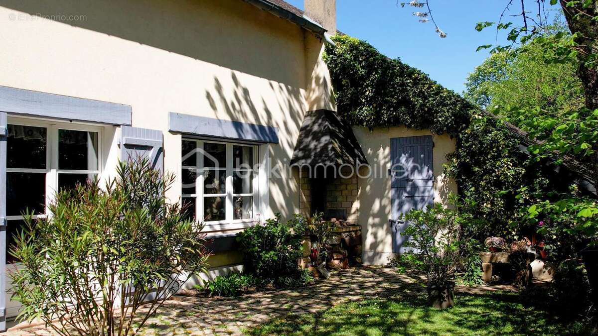 Joyau résidentiel à Fourchambault : Propriété familiale avec charme intemporel et élégance rustique de l’aménagement - photo 22