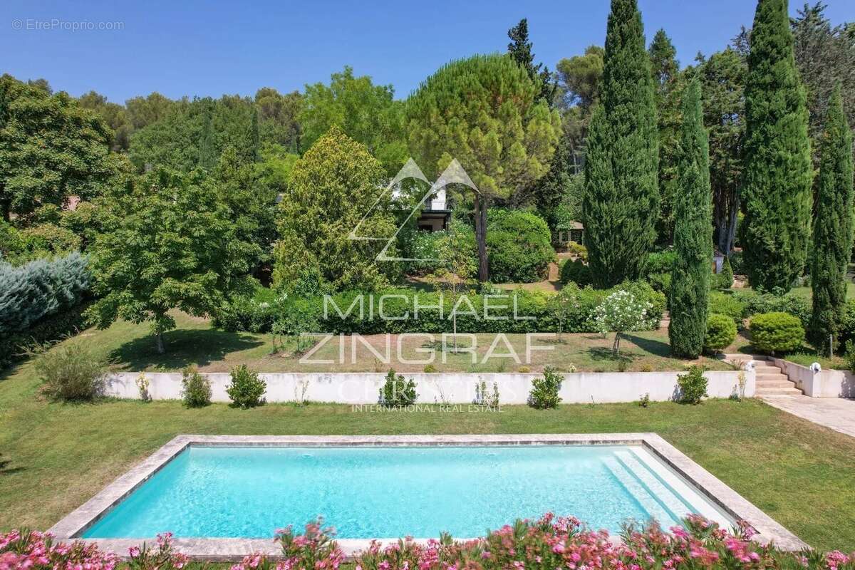 Aix-en-Provence – Propriété avec piscine au coeur d'un écrin de verdure - photo 3