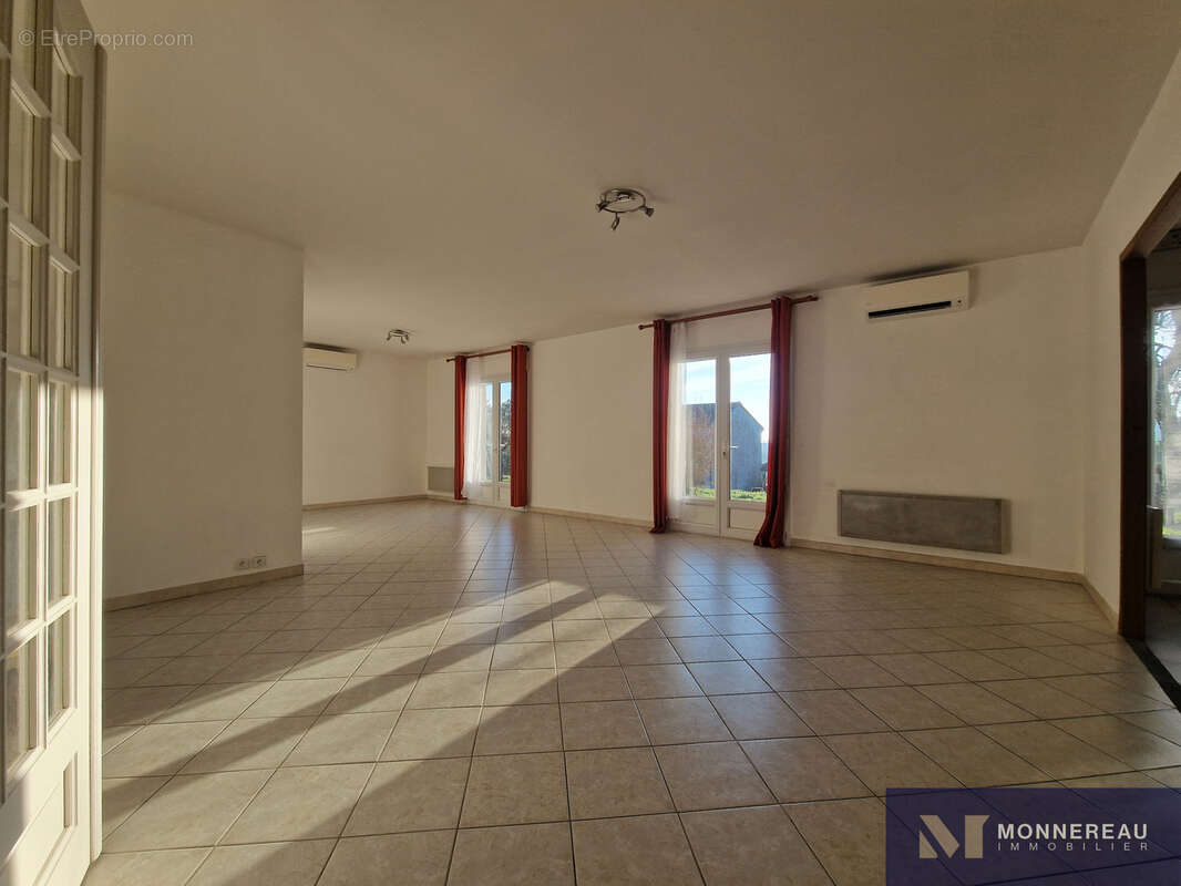 Maison à MONTMOREAU-SAINT-CYBARD