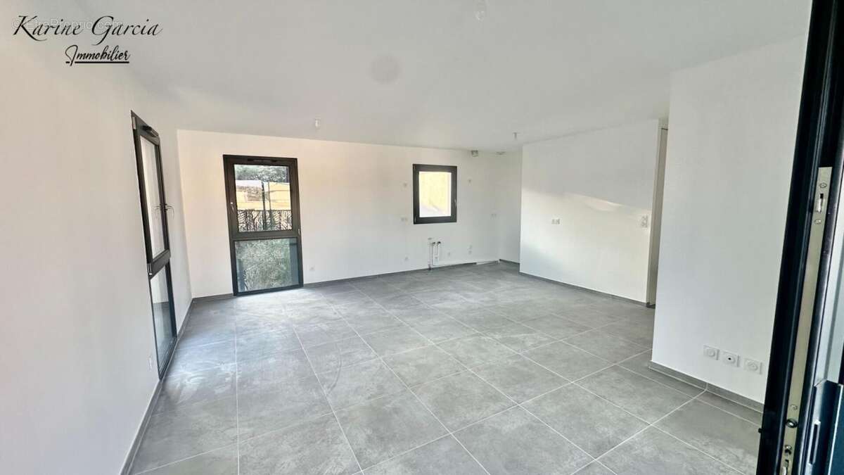 Six fours les plages - a proximite des axes autoroutiers et commerces - appartement de type 3 - superficie 62 m2 - avec box en s - photo 3