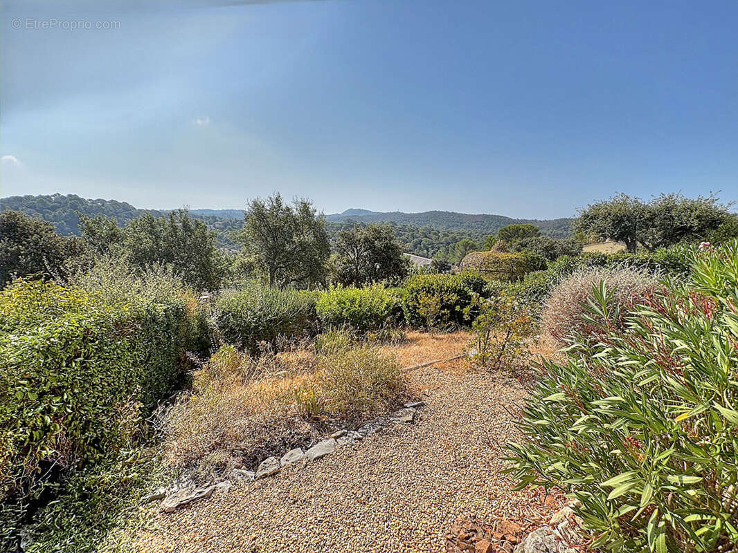 Villa néo-provençale à vendre à Saint-Raphaël avec piscine et vue dégagée - photo 16