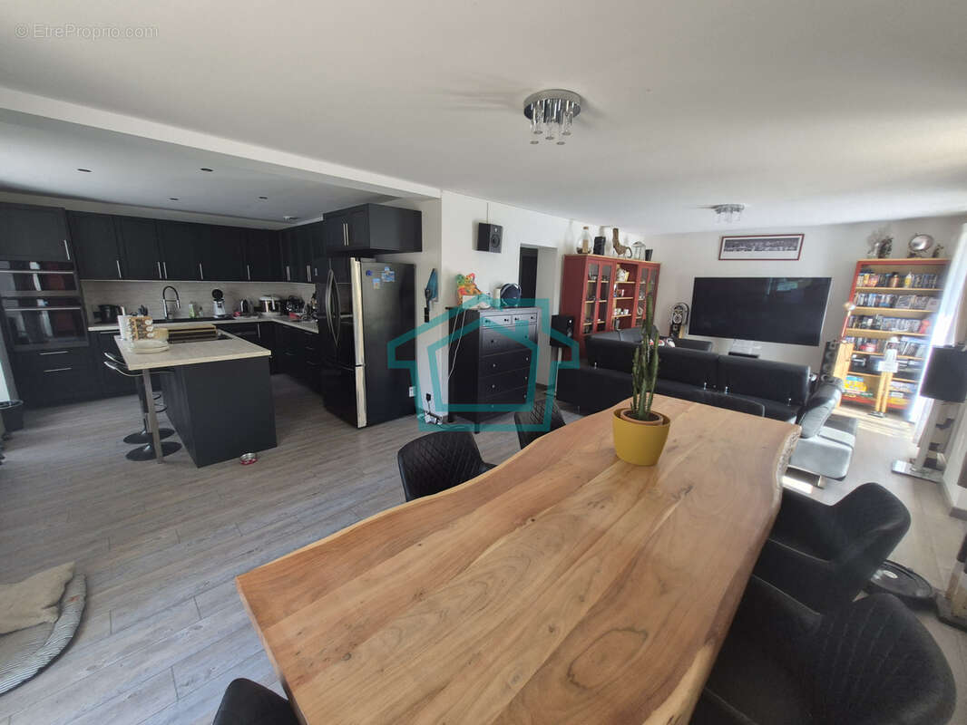 GROSROUVRE   Maison en pierre de caractère de 168 m2 avec grange de 100 m2, studio indépendant et fort potenti - photo 4