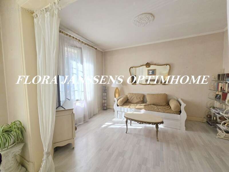 Appartement à COURBEVOIE