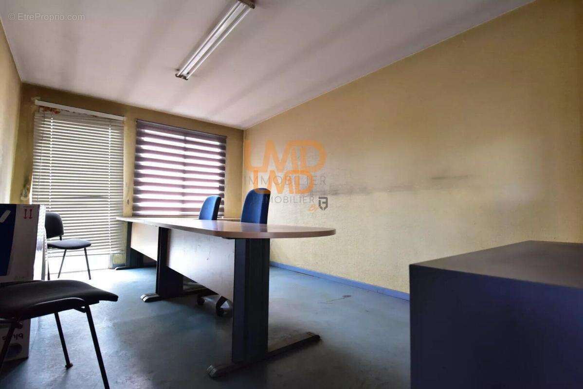 Commerce à SALLES-CURAN