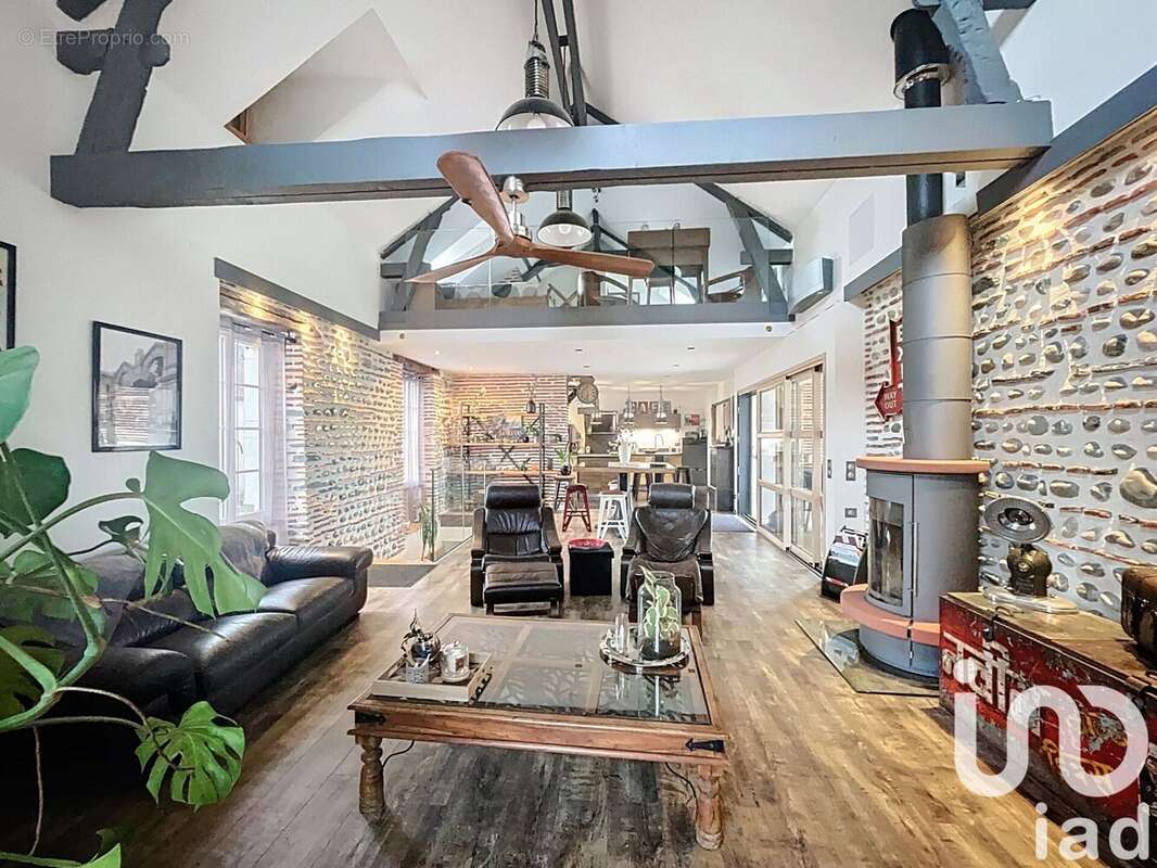 Photo 2 - Commerce à LESCAR