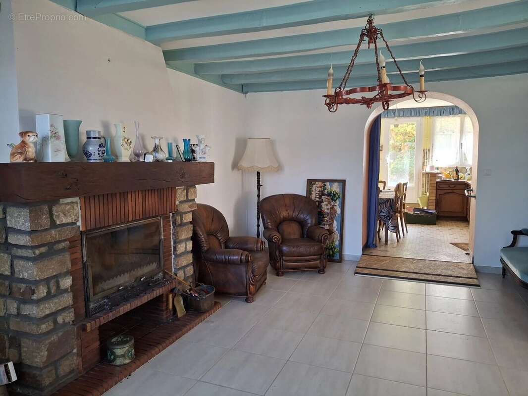 Grande maison familiale à rénover, grange, dépendances et plus de 2 hectares de terrain - photo 4