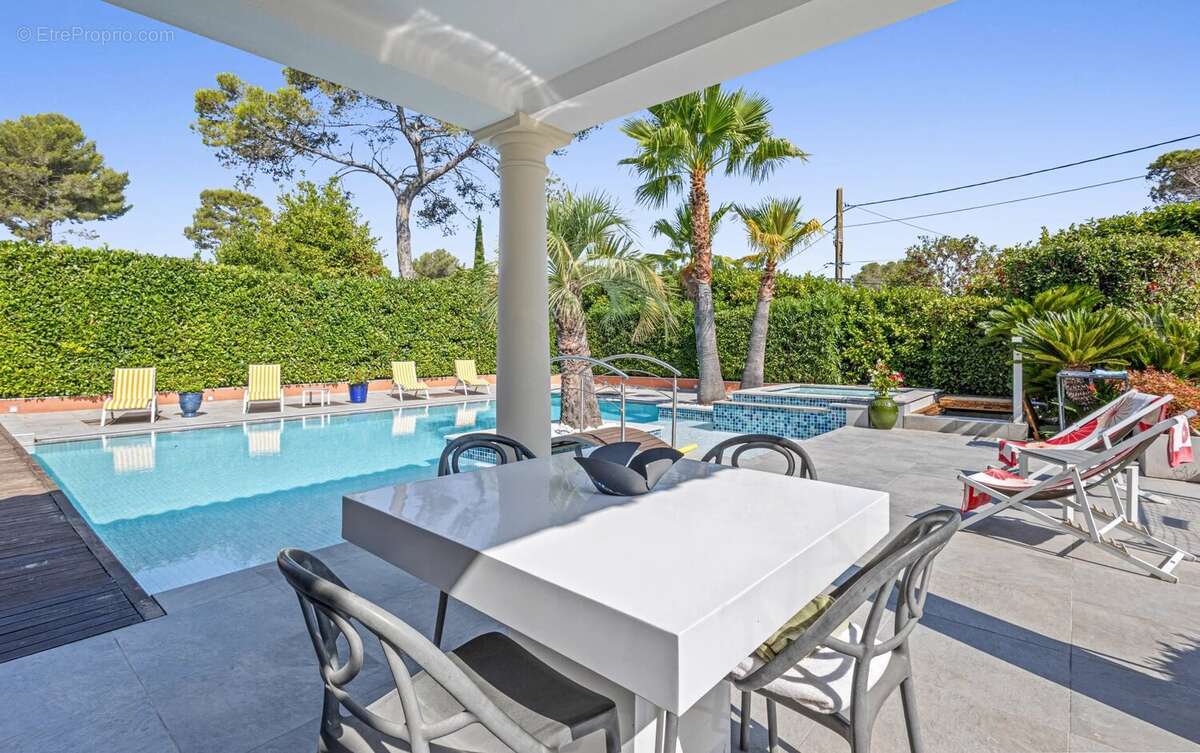 MOUGINS- belle villa individuelle de plain pied avec studio et piscine - photo 10