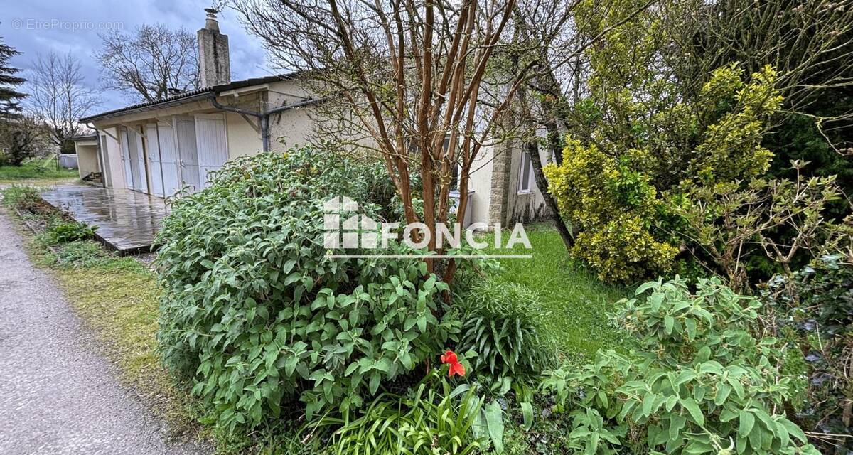 Maison à GENSAC-LA-PALLUE