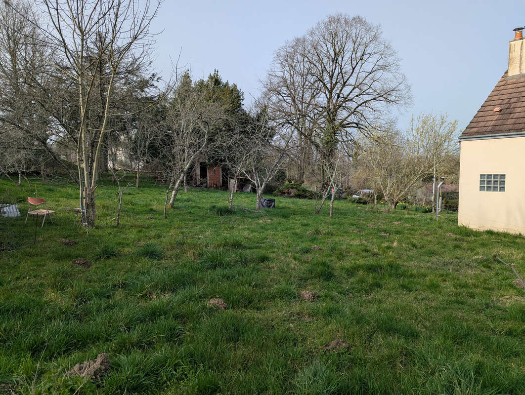 Grande maison de bourg à rénover ! - photo 2