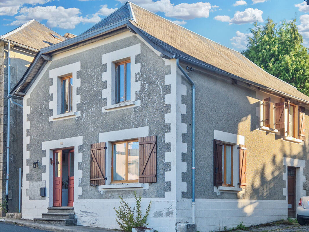 CORRÈZE. TREIGNAC. Maison en pierre avec 2 chambres. Vue imprenable. - photo 1