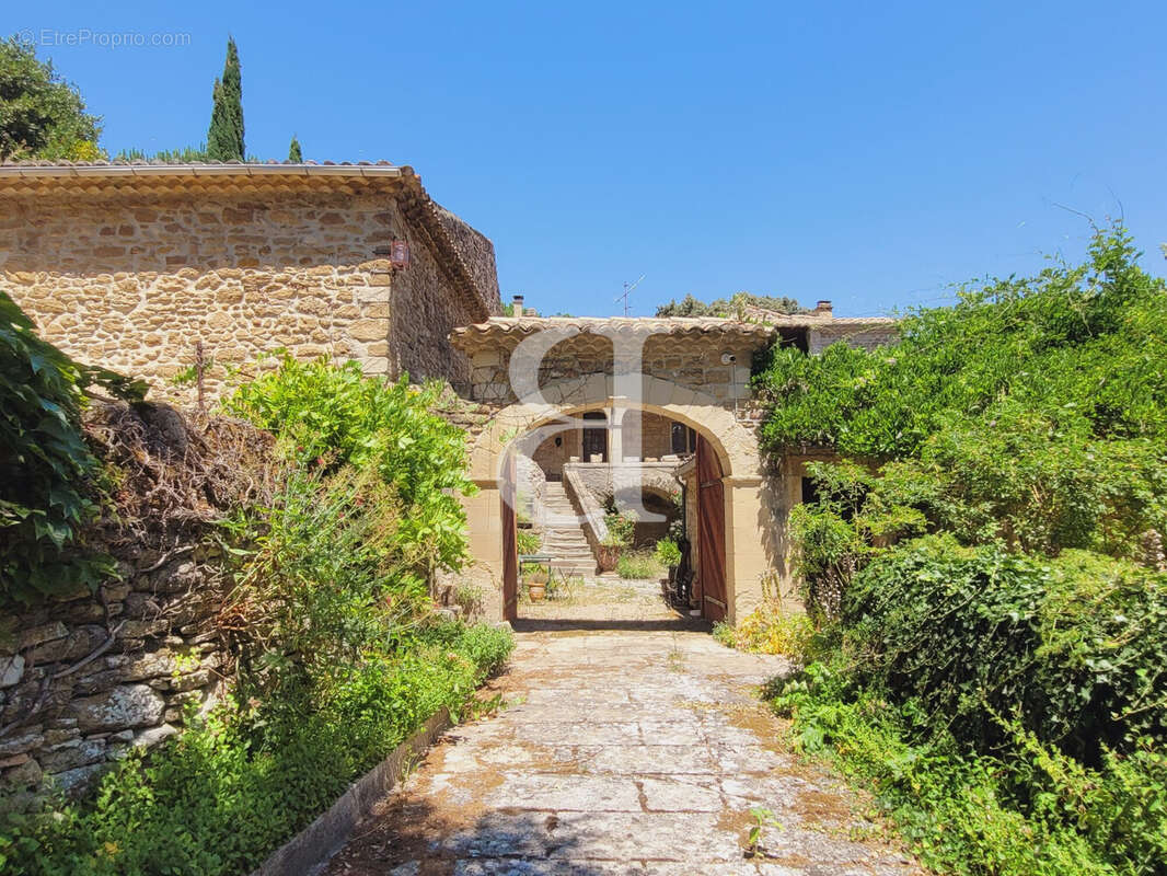 Maison 350 m² à Grignan  - photo 2