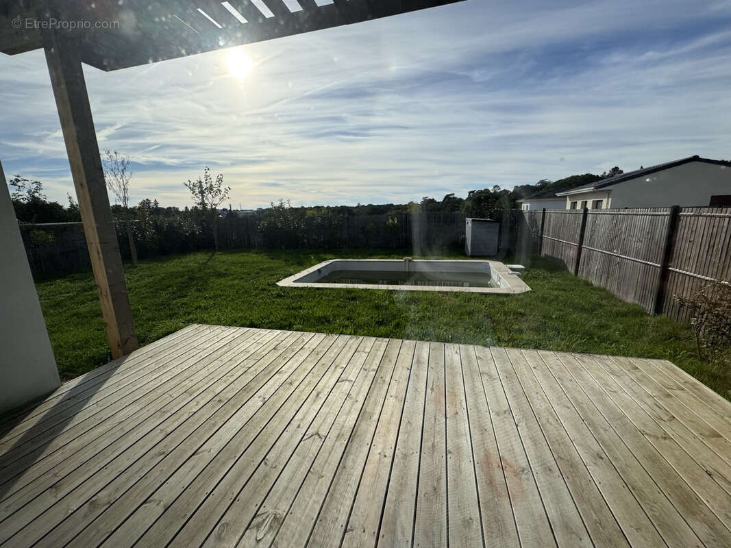 Jardin - Notaire Offert - Garage - 2 parkings - Piscine - photo 6
