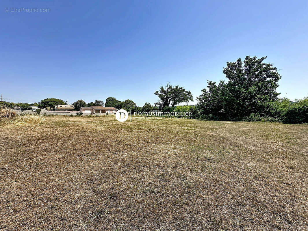 Terrain 690 m² à Morieres-Les-Avignon  - photo 2