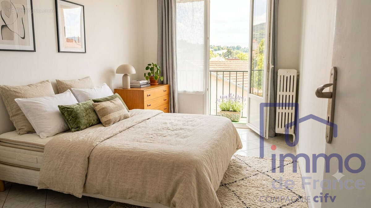 Appartement 55 m² à Le Chambon-Feugerolles  - photo 5