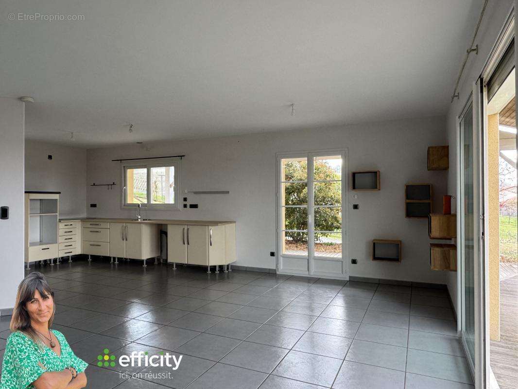 Maison 156 m² à Saint-Cyr-Les-Vignes  - photo 5