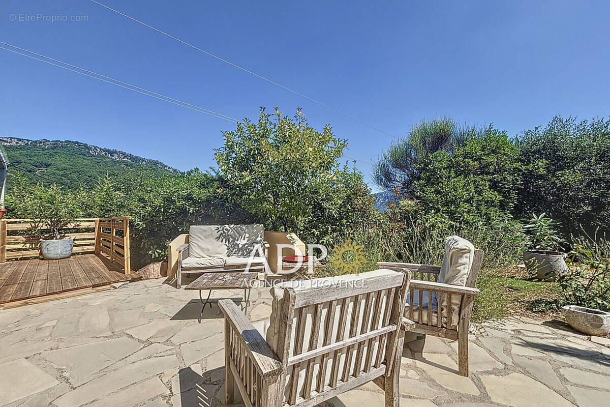 Maison à CHATEAUNEUF-GRASSE