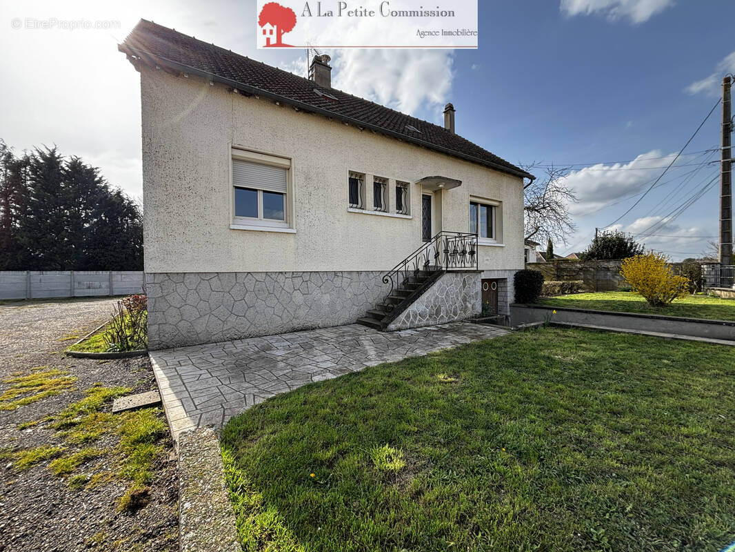 Maison à BERCHERES-LES-PIERRES