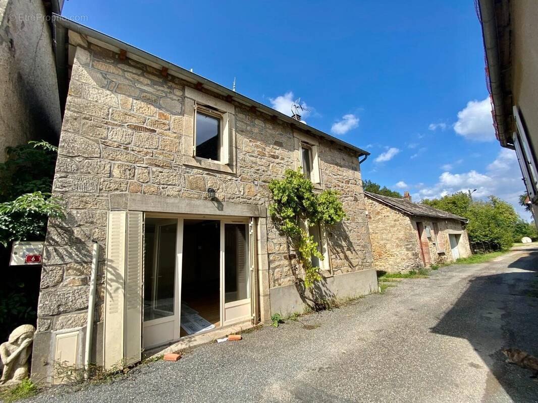 Maison à MARC-LA-TOUR